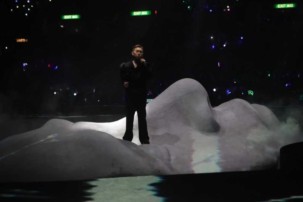 MC擔心接着兩日演出，笑稱是「半自殺式」歌單，消耗體力和聲，擔心第二、三場會冇聲。